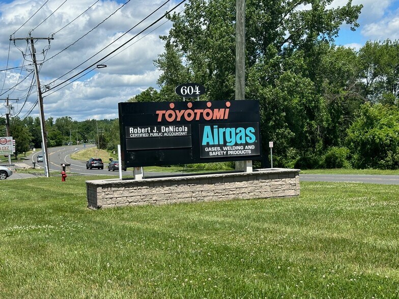 More Photos Of 604 Federal Rd, Brookfield Light Manufacturing For Lease