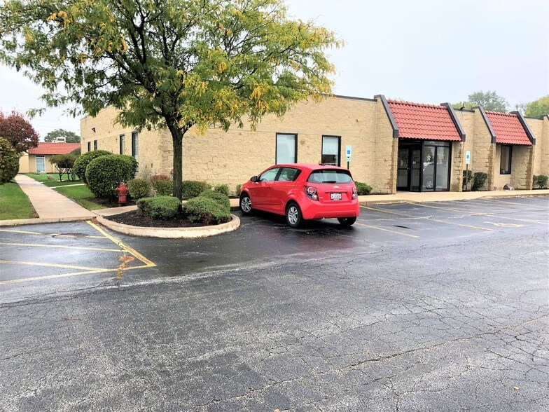 More Photos Of 1 Smoke Tree Plz, North Aurora Office For Lease