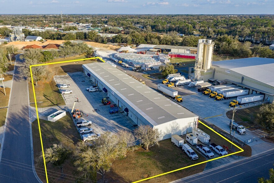 More Photos Of 2007 Wood Ct, Plant City Warehouse For Sale