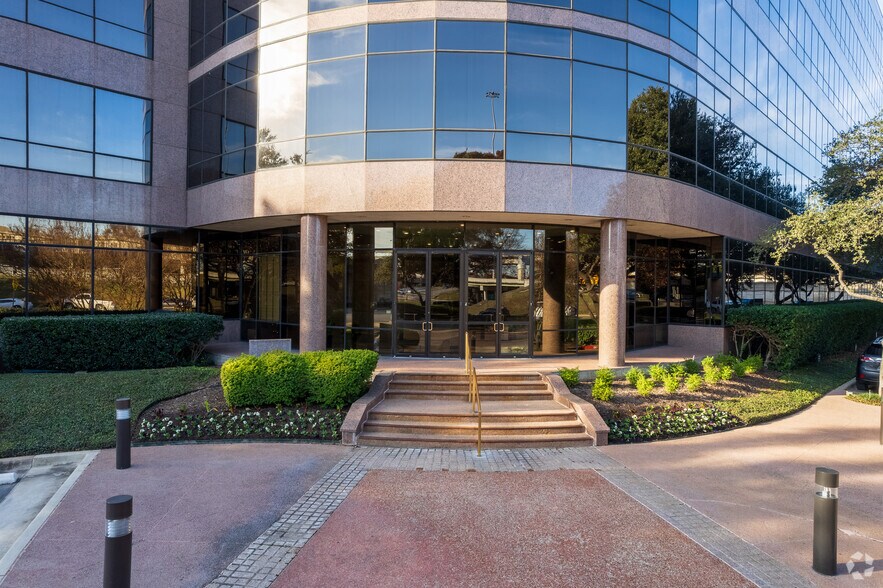 More Photos Of 1300 S University Dr, Fort Worth Office For Lease