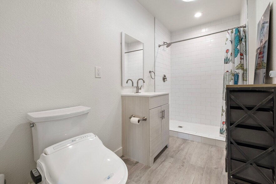 More Photos Of 555 E 3rd St, Long Beach Storefront Retail Residential For Sale