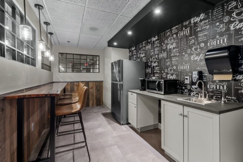 More Photos Of 555 S Perryville Rd, Rockford Office For Lease