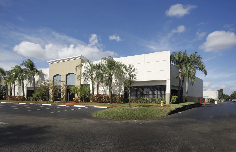 More Photos Of 674-692 S Military Trl, Deerfield Beach Warehouse For Lease