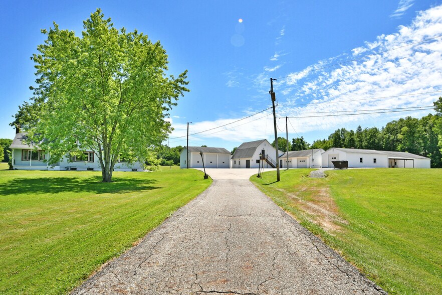 More Photos Of 4085 Herner County Line Rd, Southington Showroom For Sale