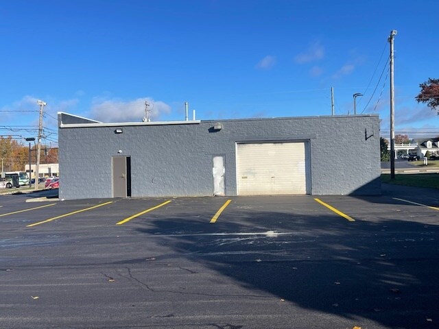 Primary Photo Of 1300 E Main St, Ravenna Auto Dealership For Lease