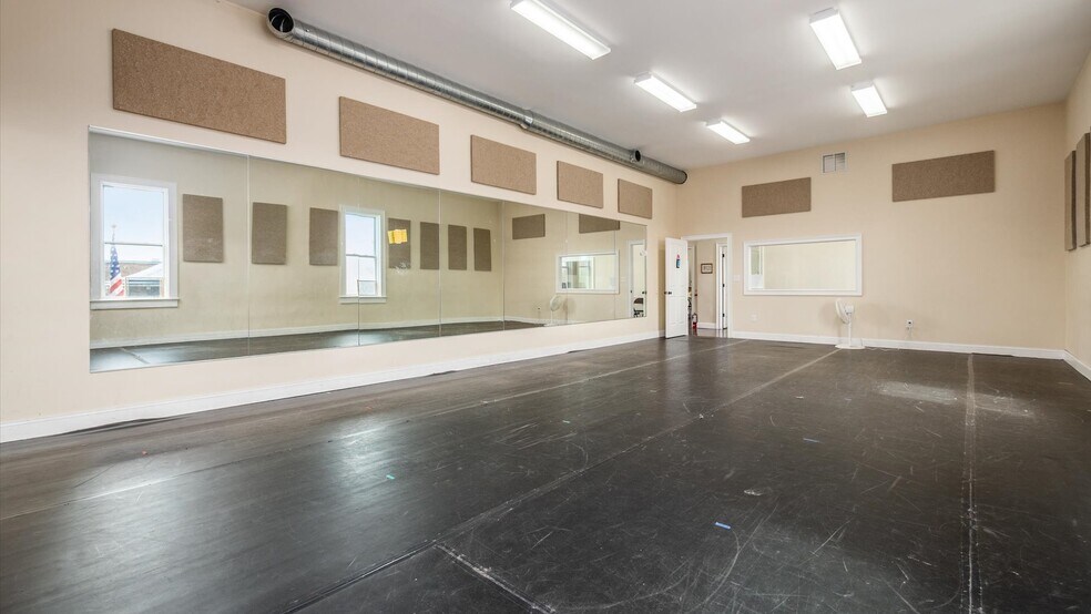 More Photos Of 927 Wheeling Ave, Cambridge Medical For Sale
