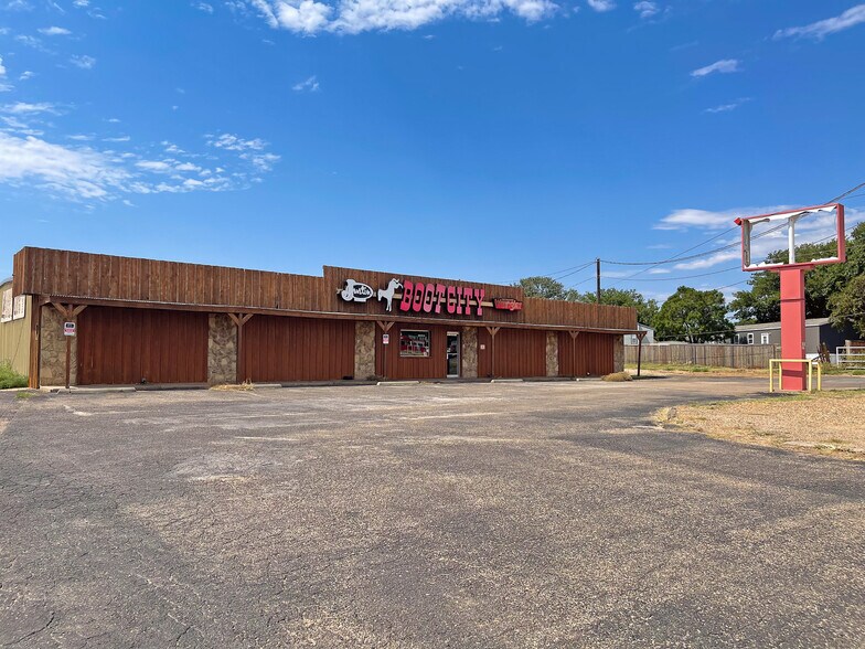 More Photos Of 6645 19th St, Lubbock Freestanding For Lease