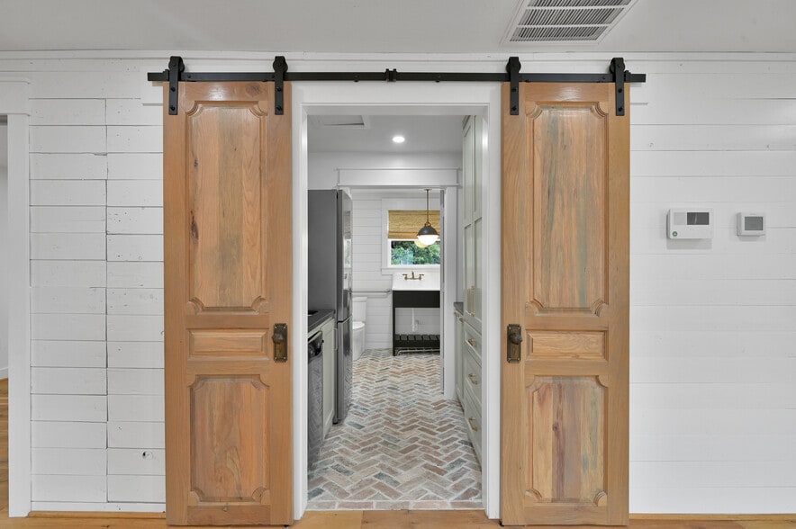 More Photos Of 724 W Main St, Tomball Storefront Retail Office For Sale