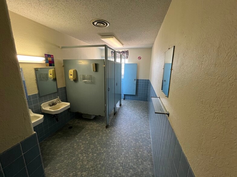 More Photos Of 204 N Alamo Blvd, Marshall Flex For Sale