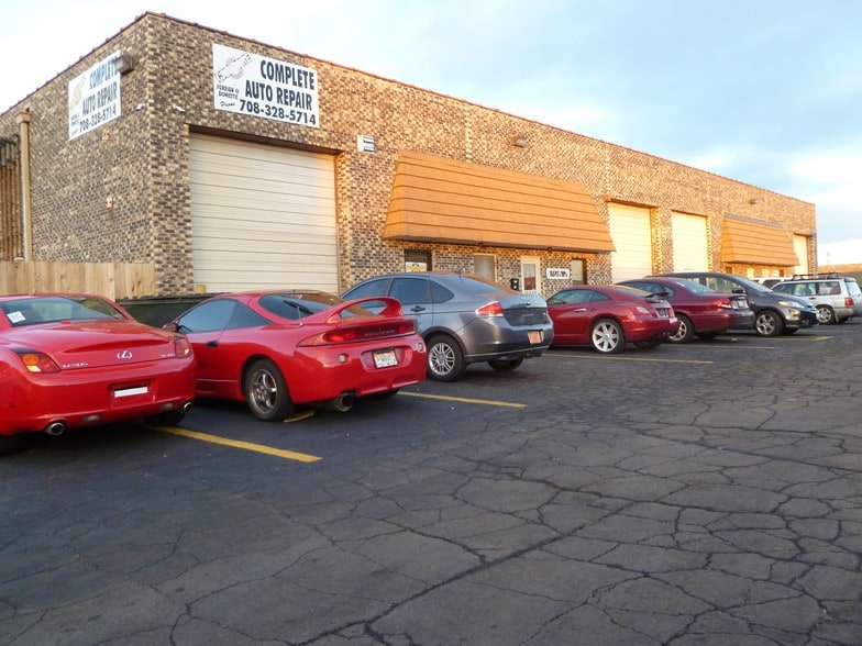 More Photos Of 15510-15544 S 70th Ct, Orland Park Warehouse For Lease