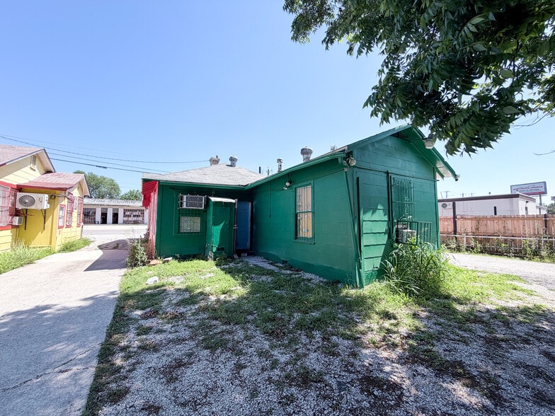 More Photos Of 500 W Hildebrand Ave, San Antonio Storefront For Sale