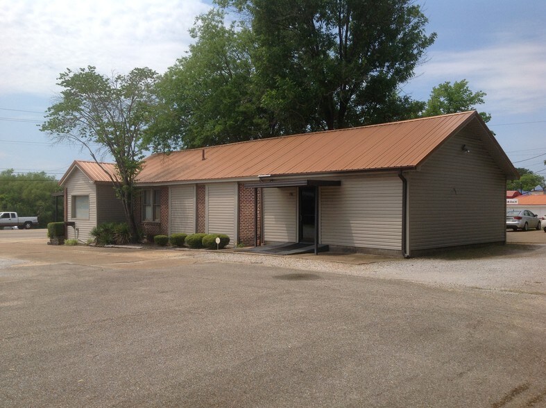 More Photos Of 1906 W Main St, Tupelo Storefront Retail Office For Sale