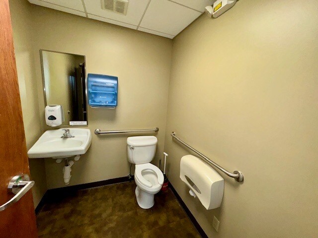 More Photos Of 640 N Fountain Ave, Springfield Freestanding For Sale