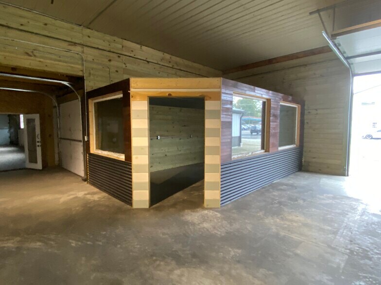 More Photos Of 405 Madison St, Rochester Light Distribution For Sale