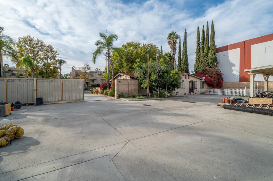 More Photos Of 2023 S Bon View Ave, Ontario Contractor Storage Yard For Sale