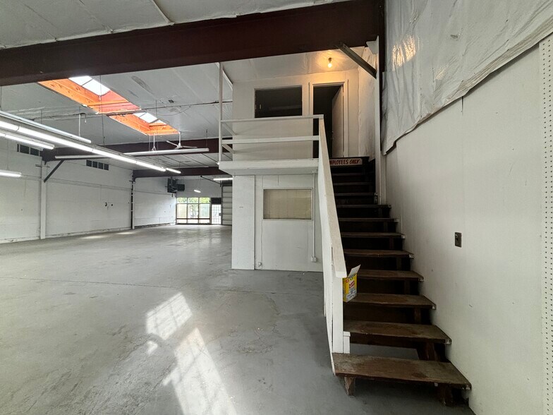 More Photos Of 1515 13th St SE, Salem Flex For Sale