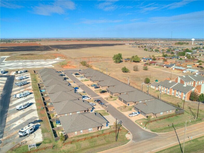 More Photos Of 810 Aspen Dr, Kingfisher Apartments For Sale