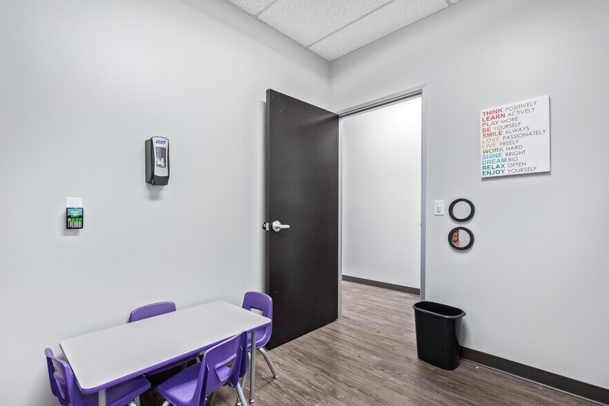 More Photos Of 15600-15650 N Black Canyon Hwy, Phoenix Office For Lease