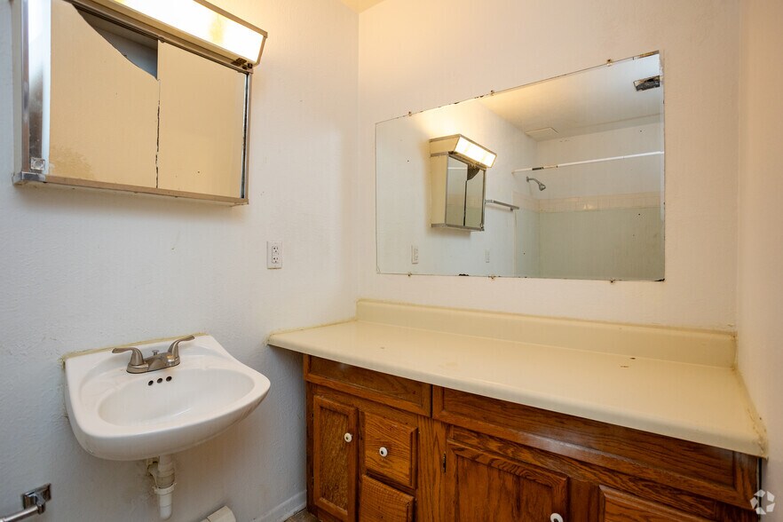 More Photos Of 2010 Arlington Ave, Toledo Apartments For Sale