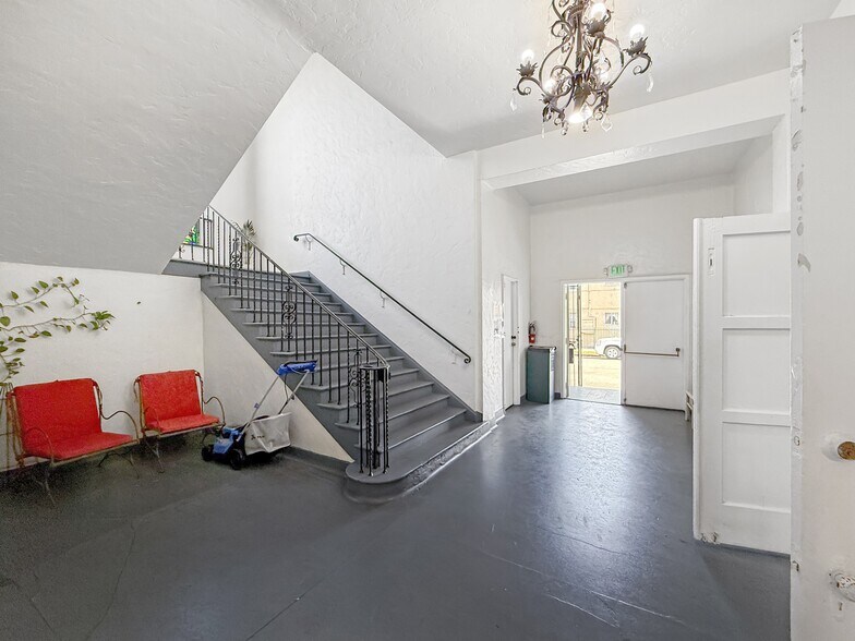 More Photos Of 7101 Menlo Ave, Los Angeles Specialty For Sale
