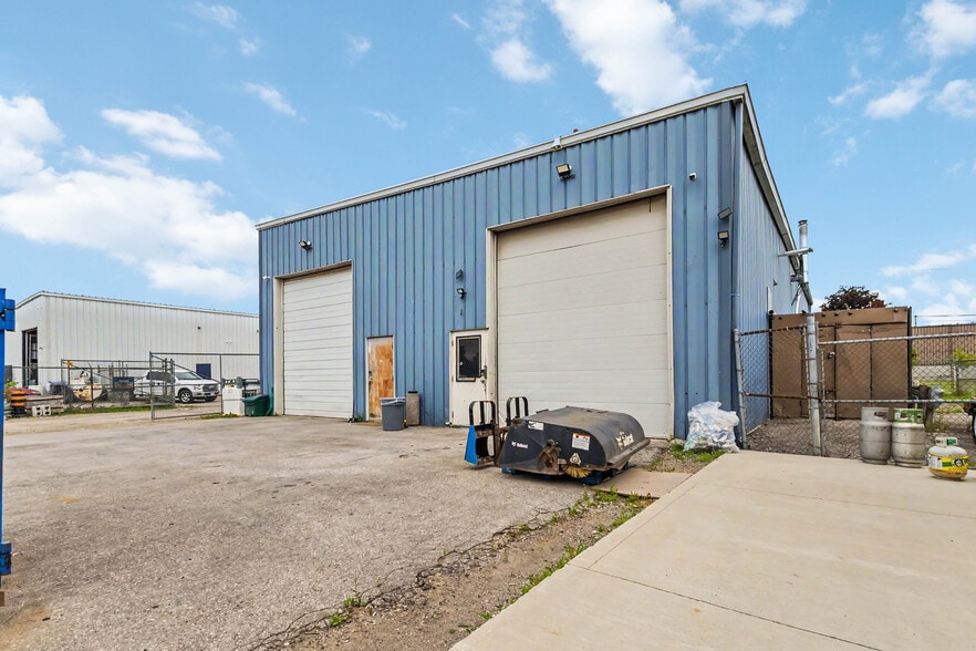 More Photos Of 2081 Piper Ln, London Industrial For Lease