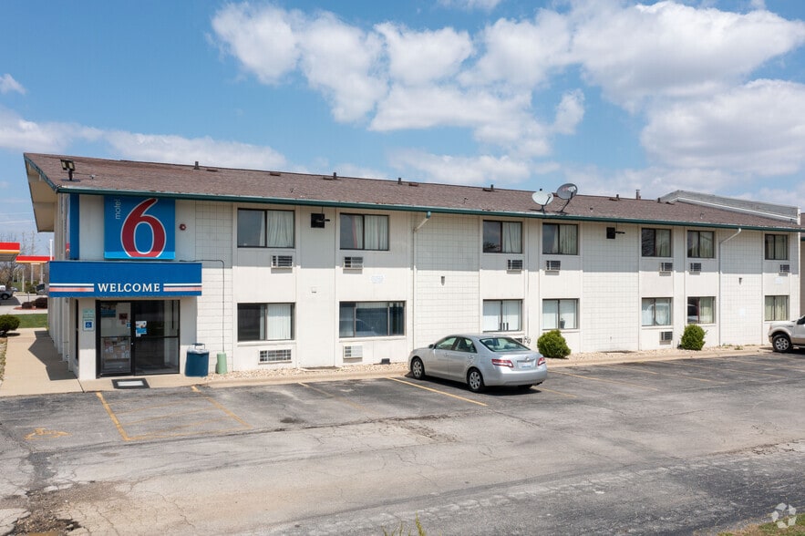 More Photos Of 1600 N Main St, Normal Hotel For Sale