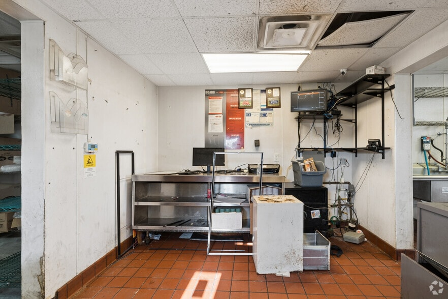 More Photos Of 554 E 8th St, Holland Fast Food For Sale