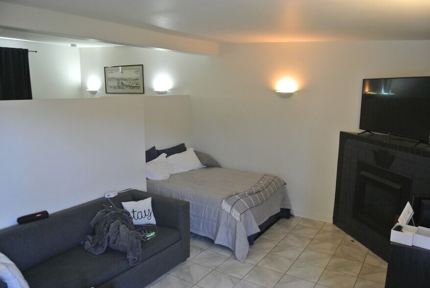 More Photos Of 127-131 N Grand Ave, Pullman General Retail For Sale