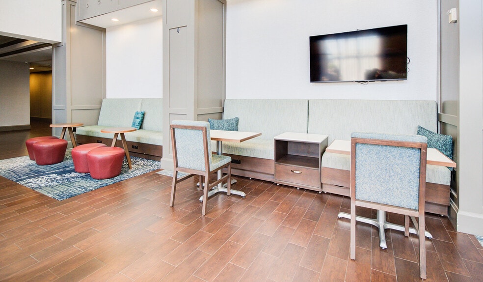 More Photos Of 4617 7th St, Bay City Hotel For Sale