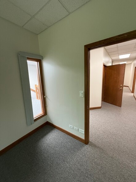 More Photos Of 28085 N Ashley Cir, Libertyville Medical For Sale