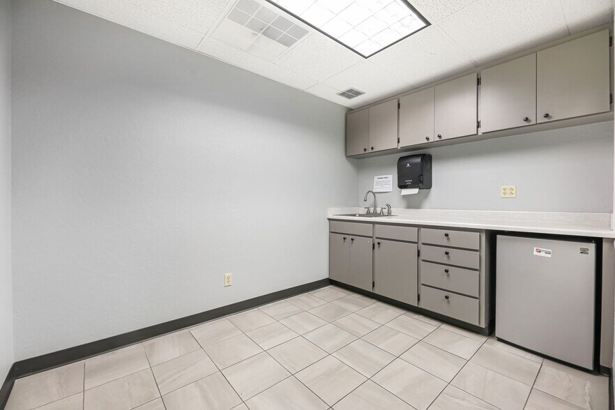 More Photos Of 9502 19th Ave SE, Everett Office For Lease