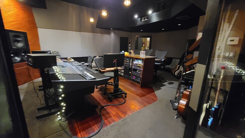 More Photos Of 3404 W Burbank Blvd, Burbank Movie Radio TVStudio For Lease