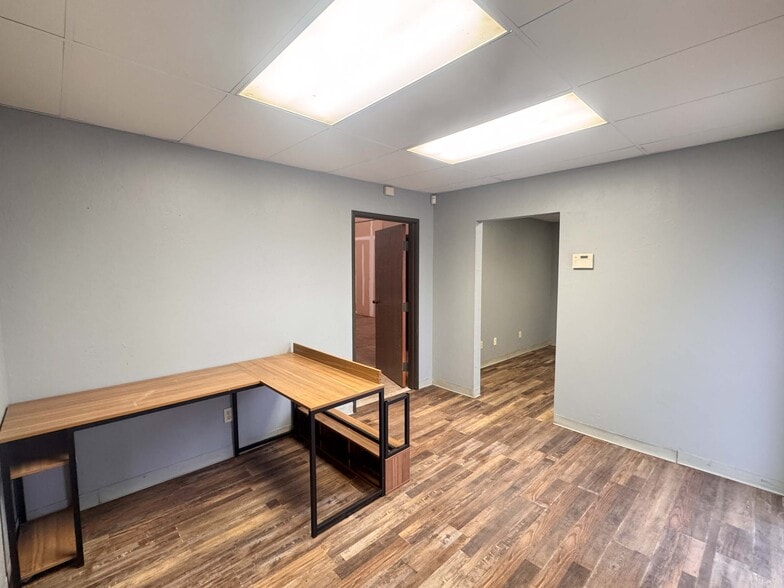 More Photos Of 3561-3569 MacDonnell Dr, Norman Warehouse For Lease