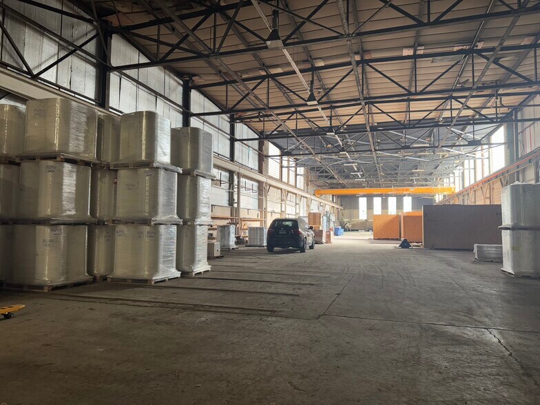 More Photos Of 30 Harris St, Putnam Warehouse For Lease