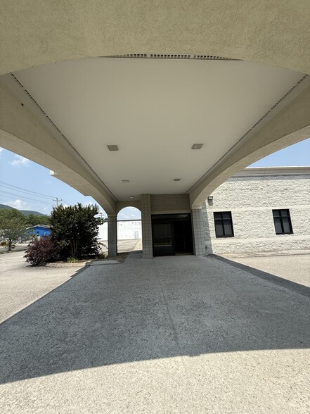 More Photos Of 305 River Dr, LaFollette Medical For Sale