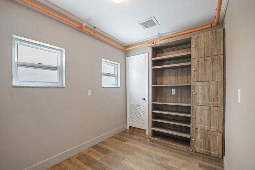 More Photos Of 10830 Navajo Dr, Saint Petersburg Showroom For Sale