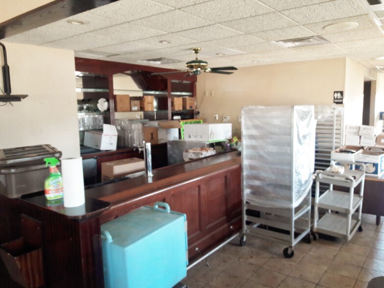 More Photos Of 210 N Lewis Ave, Oglesby Restaurant For Lease