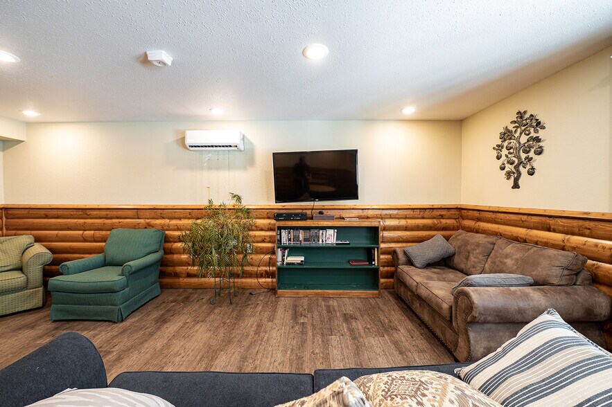 More Photos Of 461 Munson Ave, Traverse City Hotel For Sale