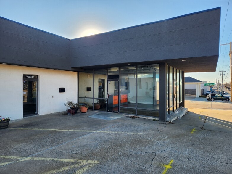 More Photos Of 2908 E 15th St, Tulsa Freestanding For Lease