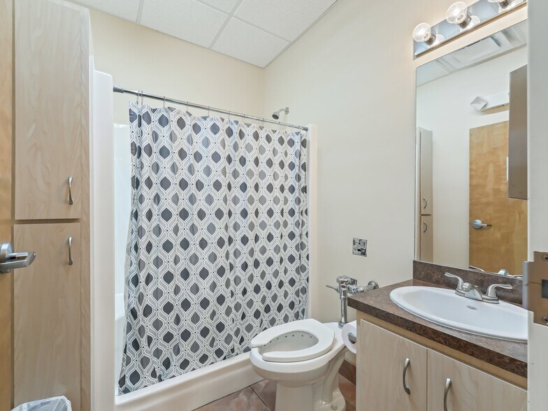 More Photos Of 1414 E Main St, Leesburg Medical For Lease