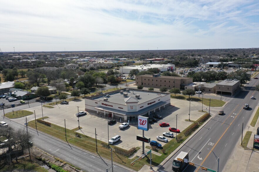 More Photos Of 300 E Houston St, Beeville Drugstore For Sale