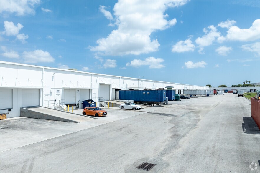 More Photos Of 11700 NW 101st Rd, Medley Warehouse For Lease