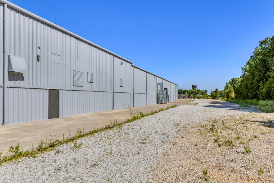 More Photos Of 1402 E Veterans Memorial Pky, Warrenton Manufacturing For Sale