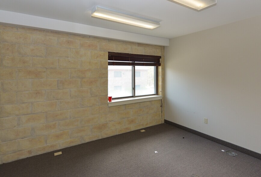 More Photos Of 8 Pecks Ln, Newtown Flex For Lease