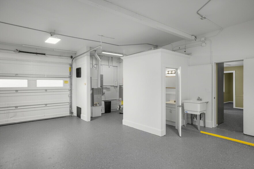 More Photos Of 7025-7027 SW Macadam Ave, Portland Warehouse For Lease