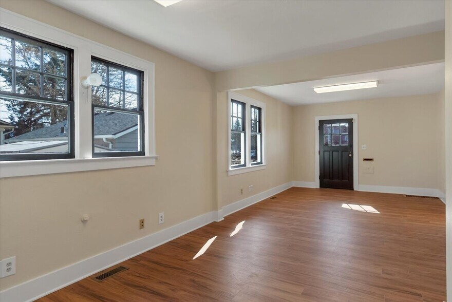 More Photos Of 1607 State St, Salem Office For Sale