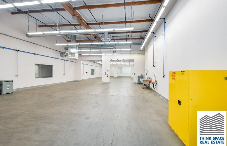 More Photos Of 9419 Mason Ave, Chatsworth Manufacturing For Lease