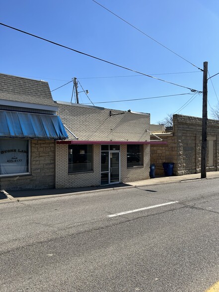 Primary Photo Of 511 S Main St, Mountain Home Storefront Retail Office For Sale