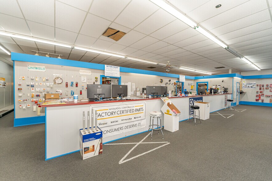 More Photos Of 4813 W Gate City Blvd, Greensboro Light Distribution For Sale