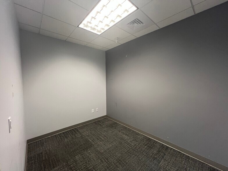 More Photos Of 5701 W Talavi Blvd, Glendale Office For Lease